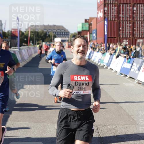 03.10.2025 - Köhlbrandbrückenlauf Jannik Wohlers http://msf.ph/oto/9118457 03.10.2025 13:03:31 Ziel 4214, 4225, 4252, 4283, 4300, 4454, 4507, 5063, 5707, 6194, 6207, 6632 meine-sportfotos.de