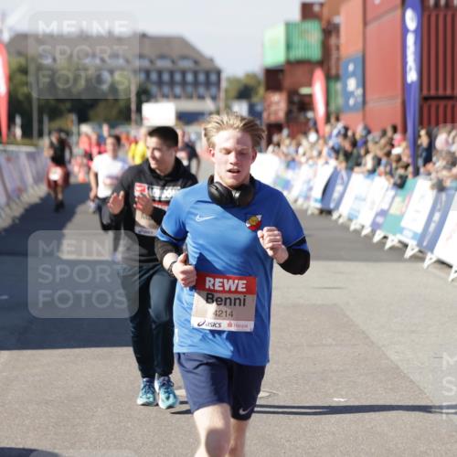 03.10.2025 - Köhlbrandbrückenlauf Jannik Wohlers http://msf.ph/oto/9118481 03.10.2025 13:03:32 Ziel 4214, 4225, 4252, 4283, 4300, 4422, 4454, 4507, 5707, 6194, 6207, 6632 meine-sportfotos.de