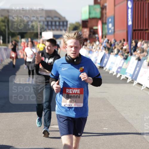 03.10.2025 - Köhlbrandbrückenlauf Jannik Wohlers http://msf.ph/oto/9118488 03.10.2025 13:03:32 Ziel 4214, 4225, 4252, 4283, 4300, 4422, 4454, 4507, 5707, 6194, 6207, 6632 meine-sportfotos.de