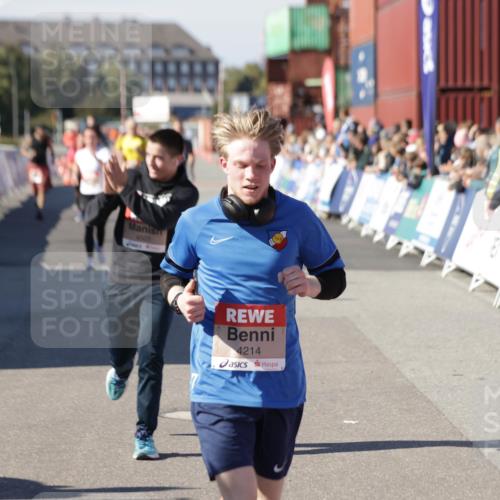 03.10.2025 - Köhlbrandbrückenlauf Jannik Wohlers http://msf.ph/oto/9118492 03.10.2025 13:03:32 Ziel 4214, 4225, 4252, 4283, 4300, 4422, 4454, 4507, 5707, 6194, 6207, 6632 meine-sportfotos.de