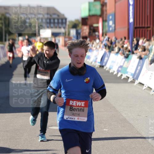 03.10.2025 - Köhlbrandbrückenlauf Jannik Wohlers http://msf.ph/oto/9118495 03.10.2025 13:03:33 Ziel 4214, 4225, 4252, 4283, 4300, 4422, 4454, 4507, 5707, 6025, 6194, 6207, 6632 meine-sportfotos.de