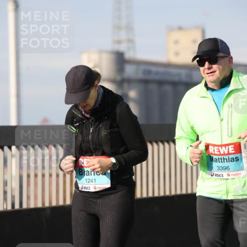 03.10.2025 - Köhlbrandbrückenlauf Lena Gebhardt http://msf.ph/oto/9118500 03.10.2025 10:25:24 Position 2 1241, 3396 meine-sportfotos.de