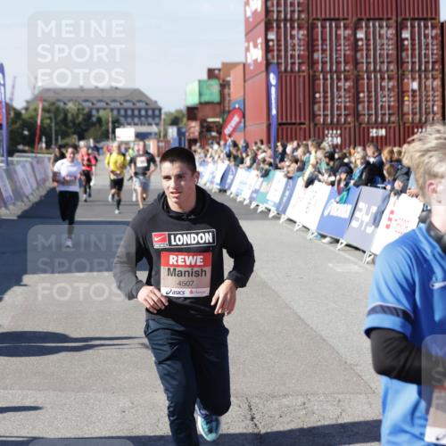 03.10.2025 - Köhlbrandbrückenlauf Jannik Wohlers http://msf.ph/oto/9118522 03.10.2025 13:03:34 Ziel 4214, 4225, 4252, 4300, 4422, 4454, 4507, 5707, 5799, 6025, 6194, 6207, 6632 meine-sportfotos.de
