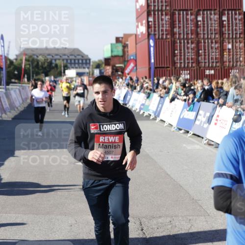 03.10.2025 - Köhlbrandbrückenlauf Jannik Wohlers http://msf.ph/oto/9118526 03.10.2025 13:03:34 Ziel 4214, 4225, 4252, 4300, 4422, 4454, 4507, 5707, 5799, 6025, 6194, 6207, 6632 meine-sportfotos.de