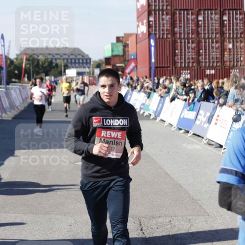 03.10.2025 - Köhlbrandbrückenlauf Jannik Wohlers http://msf.ph/oto/9118533 03.10.2025 13:03:35 Ziel 4214, 4225, 4252, 4300, 4422, 4454, 4507, 5707, 5799, 6025, 6194, 6207, 6632 meine-sportfotos.de