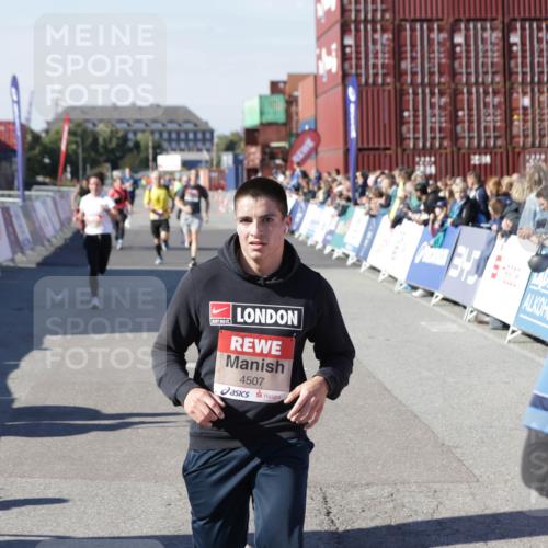 03.10.2025 - Köhlbrandbrückenlauf Jannik Wohlers http://msf.ph/oto/9118541 03.10.2025 13:03:35 Ziel 4214, 4225, 4252, 4300, 4422, 4454, 4507, 5707, 5799, 6025, 6194, 6207, 6632 meine-sportfotos.de