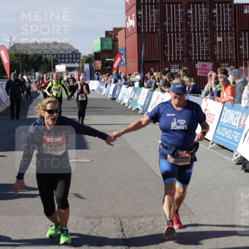 03.10.2025 - Köhlbrandbrückenlauf Jannik Wohlers http://msf.ph/oto/9118608 03.10.2025 13:34:25 Ziel 4674, 4702, 4754, 5207, 5221, 5437, 5693, 5695 meine-sportfotos.de