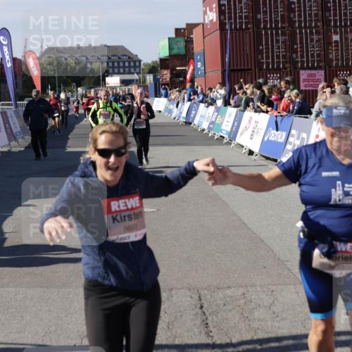 03.10.2025 - Köhlbrandbrückenlauf Jannik Wohlers http://msf.ph/oto/9118679 03.10.2025 13:34:26 Ziel 4674, 4702, 4754, 5207, 5221, 5437, 5693, 5695 meine-sportfotos.de