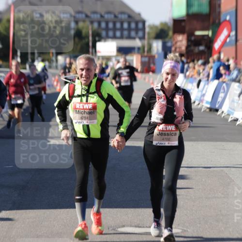 03.10.2025 - Köhlbrandbrückenlauf Jannik Wohlers http://msf.ph/oto/9118691 03.10.2025 13:34:29 Ziel 4702, 4754, 5207, 5221, 5390, 5437, 5693, 5695 meine-sportfotos.de