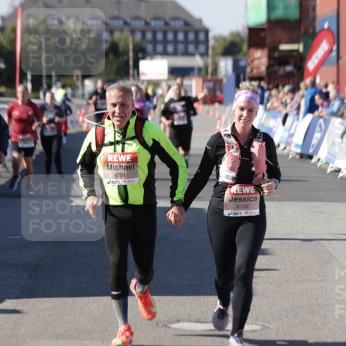 03.10.2025 - Köhlbrandbrückenlauf Jannik Wohlers http://msf.ph/oto/9118698 03.10.2025 13:34:29 Ziel 4702, 4754, 5207, 5221, 5390, 5437, 5693, 5695 meine-sportfotos.de