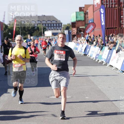 03.10.2025 - Köhlbrandbrückenlauf Jannik Wohlers http://msf.ph/oto/9118700 03.10.2025 13:03:39 Ziel 4063, 4214, 4252, 4274, 4300, 4422, 4507, 5639, 5707, 5799, 6025, 6194, 6207 meine-sportfotos.de