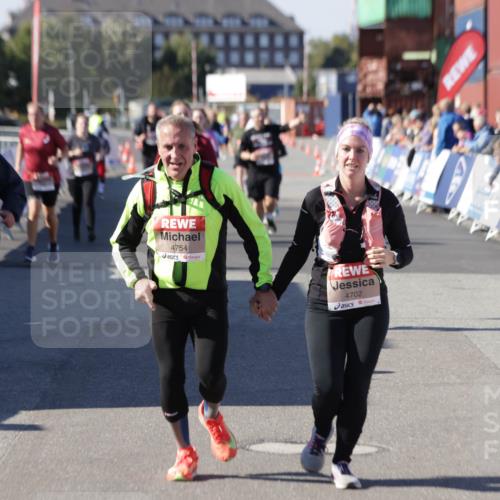03.10.2025 - Köhlbrandbrückenlauf Jannik Wohlers http://msf.ph/oto/9118705 03.10.2025 13:34:29 Ziel 4702, 4754, 5207, 5221, 5390, 5437, 5693, 5695 meine-sportfotos.de