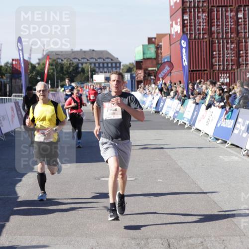03.10.2025 - Köhlbrandbrückenlauf Jannik Wohlers http://msf.ph/oto/9118711 03.10.2025 13:03:39 Ziel 4063, 4214, 4252, 4274, 4300, 4422, 4507, 5639, 5707, 5799, 6025, 6194, 6207 meine-sportfotos.de