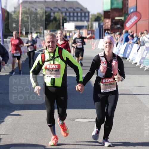 03.10.2025 - Köhlbrandbrückenlauf Jannik Wohlers http://msf.ph/oto/9118714 03.10.2025 13:34:30 Ziel 4702, 4754, 5390, 5437, 5693, 5695 meine-sportfotos.de