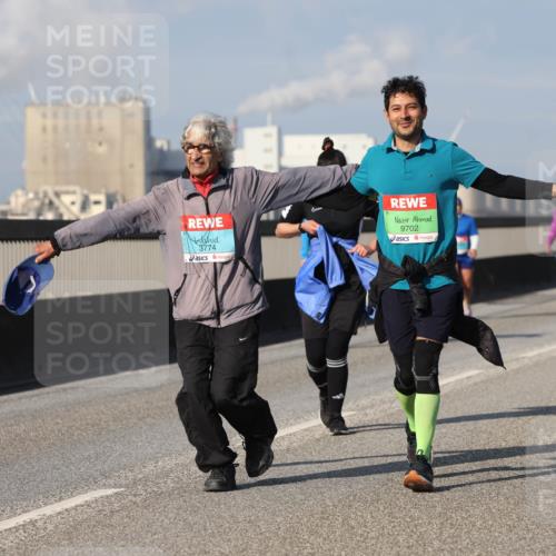 03.10.2025 - Köhlbrandbrückenlauf Lena Gebhardt http://msf.ph/oto/9118715 03.10.2025 10:25:49 Position 2 3774, 9702 meine-sportfotos.de