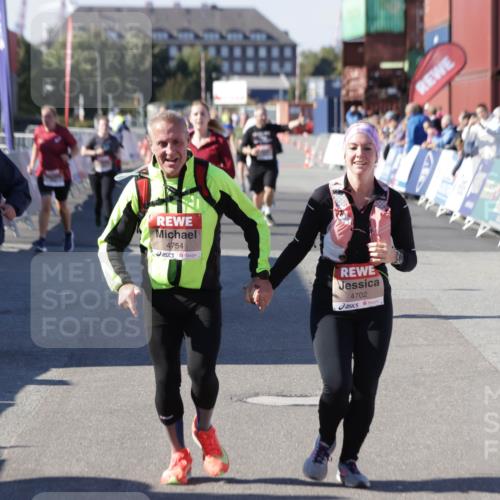 03.10.2025 - Köhlbrandbrückenlauf Jannik Wohlers http://msf.ph/oto/9118721 03.10.2025 13:34:30 Ziel 4702, 4754, 5390, 5437, 5693, 5695 meine-sportfotos.de