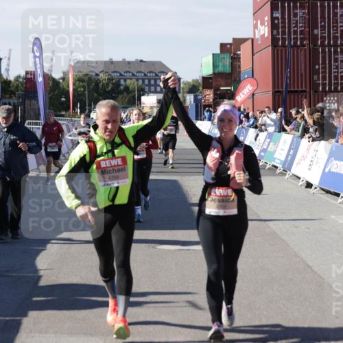 03.10.2025 - Köhlbrandbrückenlauf Jannik Wohlers http://msf.ph/oto/9118746 03.10.2025 13:34:31 Ziel 4702, 4754, 5390, 5437, 5693, 5695 meine-sportfotos.de
