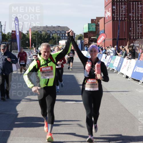 03.10.2025 - Köhlbrandbrückenlauf Jannik Wohlers http://msf.ph/oto/9118751 03.10.2025 13:34:31 Ziel 4702, 4754, 5390, 5437, 5693, 5695 meine-sportfotos.de