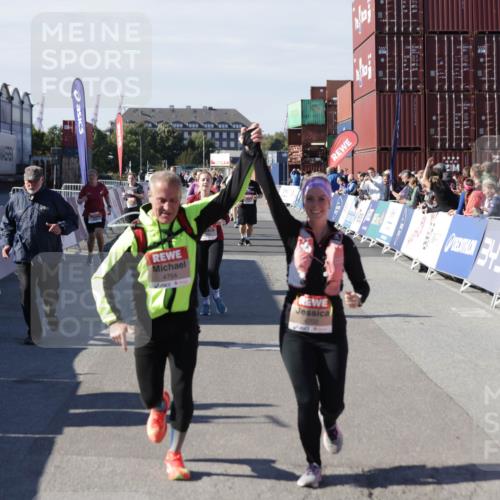 03.10.2025 - Köhlbrandbrückenlauf Jannik Wohlers http://msf.ph/oto/9118758 03.10.2025 13:34:31 Ziel 4702, 4754, 5390, 5437, 5693, 5695 meine-sportfotos.de