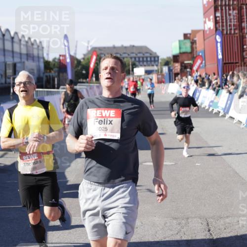 03.10.2025 - Köhlbrandbrückenlauf Jannik Wohlers http://msf.ph/oto/9118760 03.10.2025 13:03:41 Ziel 4063, 4214, 4274, 4322, 4422, 4507, 5639, 5707, 5799, 6025 meine-sportfotos.de