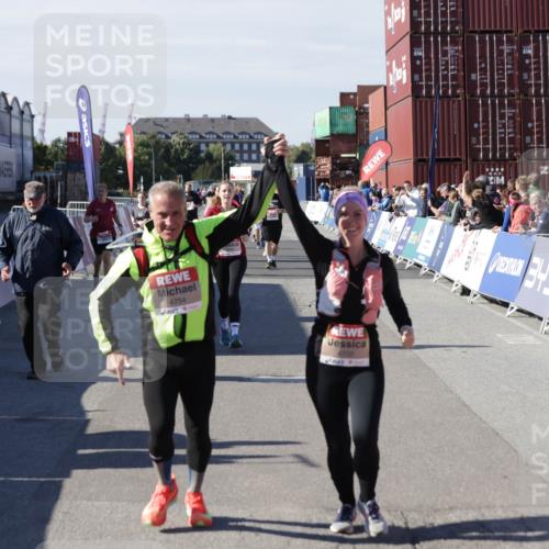 03.10.2025 - Köhlbrandbrückenlauf Jannik Wohlers http://msf.ph/oto/9118766 03.10.2025 13:34:31 Ziel 4702, 4754, 5390, 5437, 5693, 5695 meine-sportfotos.de