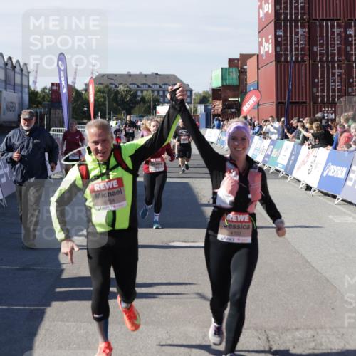 03.10.2025 - Köhlbrandbrückenlauf Jannik Wohlers http://msf.ph/oto/9118776 03.10.2025 13:34:31 Ziel 4702, 4754, 5390, 5437, 5693, 5695 meine-sportfotos.de