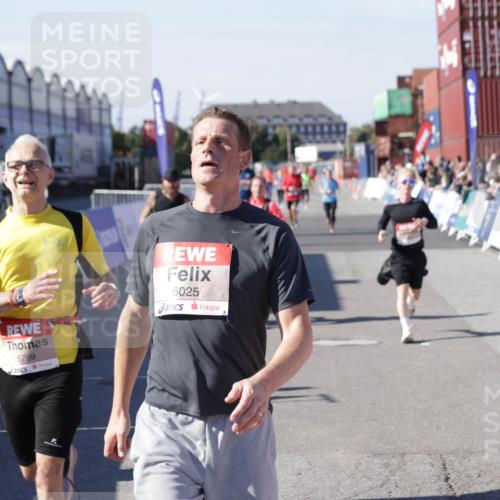 03.10.2025 - Köhlbrandbrückenlauf Jannik Wohlers http://msf.ph/oto/9118778 03.10.2025 13:03:41 Ziel 4063, 4214, 4274, 4322, 4422, 4507, 5639, 5707, 5799, 6025 meine-sportfotos.de
