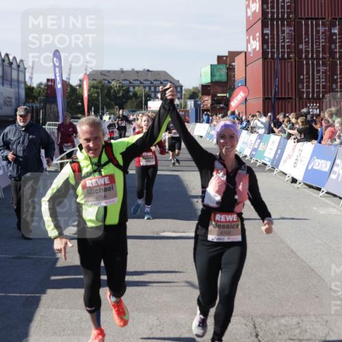 03.10.2025 - Köhlbrandbrückenlauf Jannik Wohlers http://msf.ph/oto/9118781 03.10.2025 13:34:31 Ziel 4702, 4754, 5390, 5437, 5693, 5695 meine-sportfotos.de