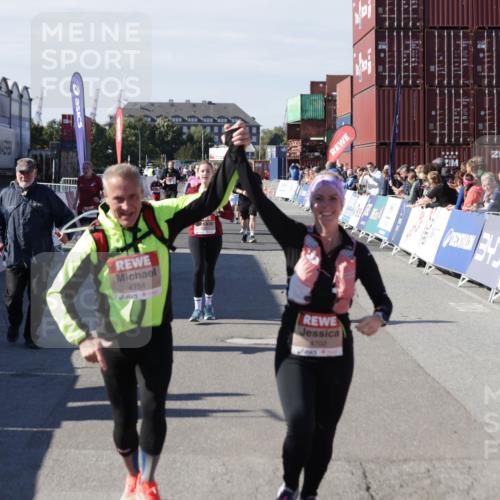 03.10.2025 - Köhlbrandbrückenlauf Jannik Wohlers http://msf.ph/oto/9118789 03.10.2025 13:34:31 Ziel 4702, 4754, 5390, 5437, 5693, 5695 meine-sportfotos.de