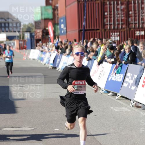 03.10.2025 - Köhlbrandbrückenlauf Jannik Wohlers http://msf.ph/oto/9118805 03.10.2025 13:03:42 Ziel 4063, 4214, 4274, 4322, 4422, 4507, 5639, 5707, 5799, 6025 meine-sportfotos.de