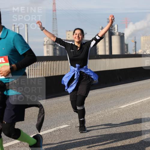 03.10.2025 - Köhlbrandbrückenlauf Lena Gebhardt http://msf.ph/oto/9118866 03.10.2025 10:25:53 Position 2  meine-sportfotos.de