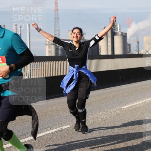 03.10.2025 - Köhlbrandbrückenlauf Lena Gebhardt http://msf.ph/oto/9118875 03.10.2025 10:25:53 Position 2  meine-sportfotos.de