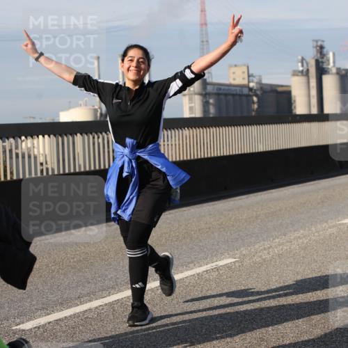 03.10.2025 - Köhlbrandbrückenlauf Lena Gebhardt http://msf.ph/oto/9118905 03.10.2025 10:25:53 Position 2  meine-sportfotos.de