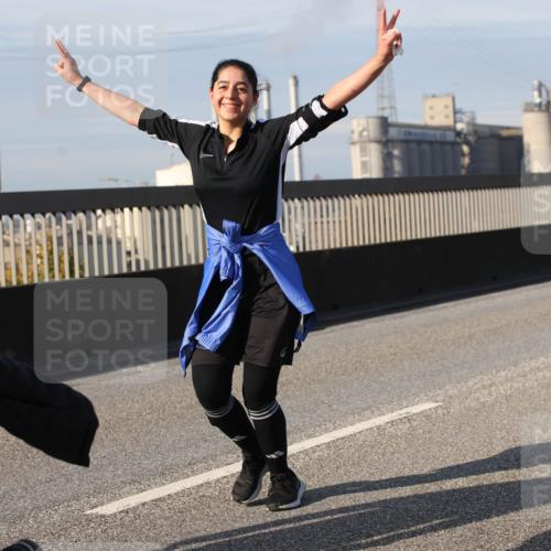 03.10.2025 - Köhlbrandbrückenlauf Lena Gebhardt http://msf.ph/oto/9118926 03.10.2025 10:25:53 Position 2  meine-sportfotos.de