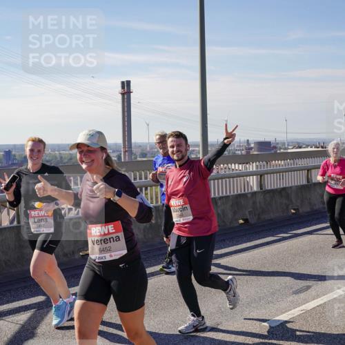 03.10.2025 - Köhlbrandbrückenlauf Michael Burmester http://msf.ph/oto/9118939 03.10.2025 13:00:15 Position 2 5482, 6452, 5340 meine-sportfotos.de