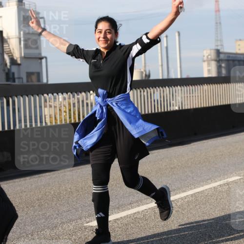 03.10.2025 - Köhlbrandbrückenlauf Lena Gebhardt http://msf.ph/oto/9118961 03.10.2025 10:25:54 Position 2  meine-sportfotos.de