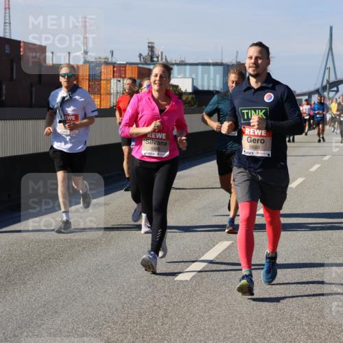 03.10.2025 - Köhlbrandbrückenlauf Strokosch-Dieckow http://msf.ph/oto/9118976 03.10.2025 12:56:02 Position 3 4568, 5689 meine-sportfotos.de