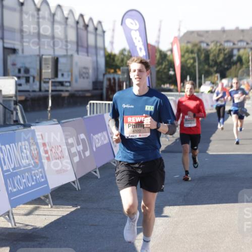 03.10.2025 - Köhlbrandbrückenlauf Jannik Wohlers http://msf.ph/oto/9119031 03.10.2025 13:03:47 Ziel 4063, 4274, 4322, 4422, 5414, 5639, 5799, 6025, 6341, 6706 meine-sportfotos.de