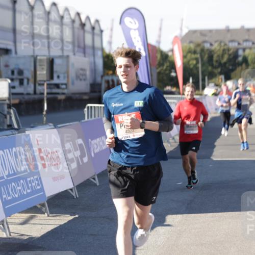03.10.2025 - Köhlbrandbrückenlauf Jannik Wohlers http://msf.ph/oto/9119059 03.10.2025 13:03:47 Ziel 4063, 4274, 4322, 4422, 5414, 5639, 5799, 6025, 6341, 6706 meine-sportfotos.de