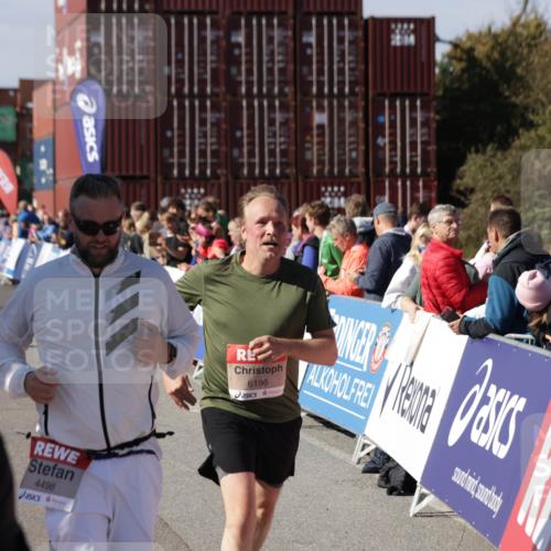 03.10.2025 - Köhlbrandbrückenlauf Jannik Wohlers http://msf.ph/oto/9119064 03.10.2025 13:34:45 Ziel 4112, 4498, 4767, 4997, 5227, 5407, 5465, 6196, 6289, 6290, 6357, 6486 meine-sportfotos.de