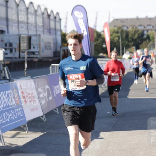 03.10.2025 - Köhlbrandbrückenlauf Jannik Wohlers http://msf.ph/oto/9119067 03.10.2025 13:03:47 Ziel 4063, 4274, 4322, 4422, 5414, 5639, 5799, 6025, 6341, 6706 meine-sportfotos.de
