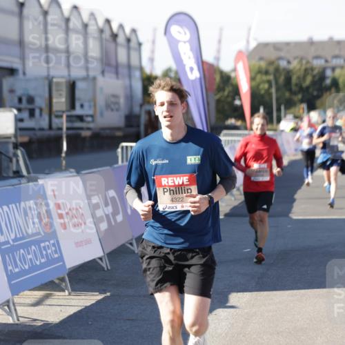 03.10.2025 - Köhlbrandbrückenlauf Jannik Wohlers http://msf.ph/oto/9119074 03.10.2025 13:03:47 Ziel 4063, 4274, 4322, 4422, 5414, 5639, 5799, 6025, 6341, 6706 meine-sportfotos.de
