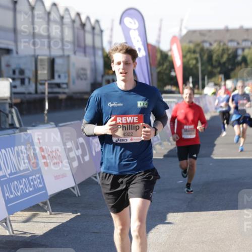 03.10.2025 - Köhlbrandbrückenlauf Jannik Wohlers http://msf.ph/oto/9119111 03.10.2025 13:03:47 Ziel 4063, 4274, 4322, 4422, 5414, 5639, 5799, 6025, 6341, 6706 meine-sportfotos.de