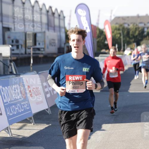 03.10.2025 - Köhlbrandbrückenlauf Jannik Wohlers http://msf.ph/oto/9119134 03.10.2025 13:03:47 Ziel 4063, 4274, 4322, 4422, 5414, 5639, 5799, 6025, 6341, 6706 meine-sportfotos.de