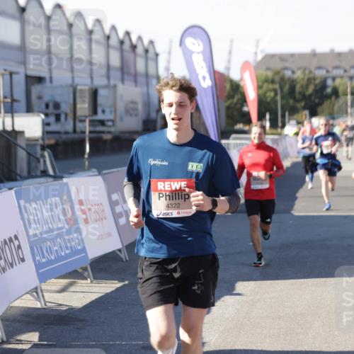 03.10.2025 - Köhlbrandbrückenlauf Jannik Wohlers http://msf.ph/oto/9119153 03.10.2025 13:03:47 Ziel 4063, 4274, 4322, 4422, 5414, 5639, 5799, 6025, 6341, 6706 meine-sportfotos.de