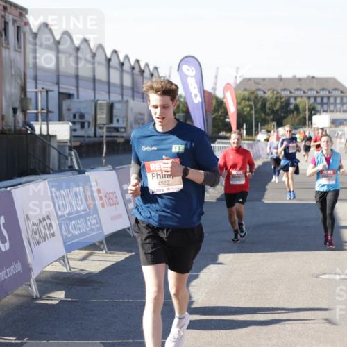 03.10.2025 - Köhlbrandbrückenlauf Jannik Wohlers http://msf.ph/oto/9119171 03.10.2025 13:03:47 Ziel 4063, 4274, 4322, 4422, 5414, 5639, 5799, 6025, 6341, 6706 meine-sportfotos.de