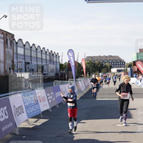 03.10.2025 - Köhlbrandbrückenlauf Jannik Wohlers http://msf.ph/oto/9119174 03.10.2025 13:34:49 Ziel 4112, 4498, 4767, 4997, 5227, 5407, 5465, 6196, 6289, 6290, 6357 meine-sportfotos.de