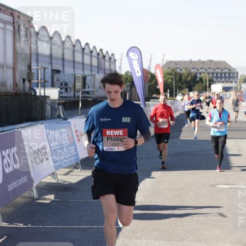 03.10.2025 - Köhlbrandbrückenlauf Jannik Wohlers http://msf.ph/oto/9119193 03.10.2025 13:03:48 Ziel 4063, 4274, 4322, 4422, 5414, 5639, 5799, 6025, 6341, 6706 meine-sportfotos.de