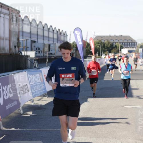 03.10.2025 - Köhlbrandbrückenlauf Jannik Wohlers http://msf.ph/oto/9119201 03.10.2025 13:03:48 Ziel 4063, 4274, 4322, 4422, 5414, 5639, 5799, 6025, 6341, 6706 meine-sportfotos.de