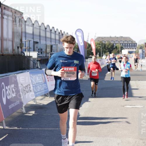 03.10.2025 - Köhlbrandbrückenlauf Jannik Wohlers http://msf.ph/oto/9119215 03.10.2025 13:03:48 Ziel 4063, 4274, 4322, 4422, 5414, 5639, 5799, 6025, 6341, 6706 meine-sportfotos.de